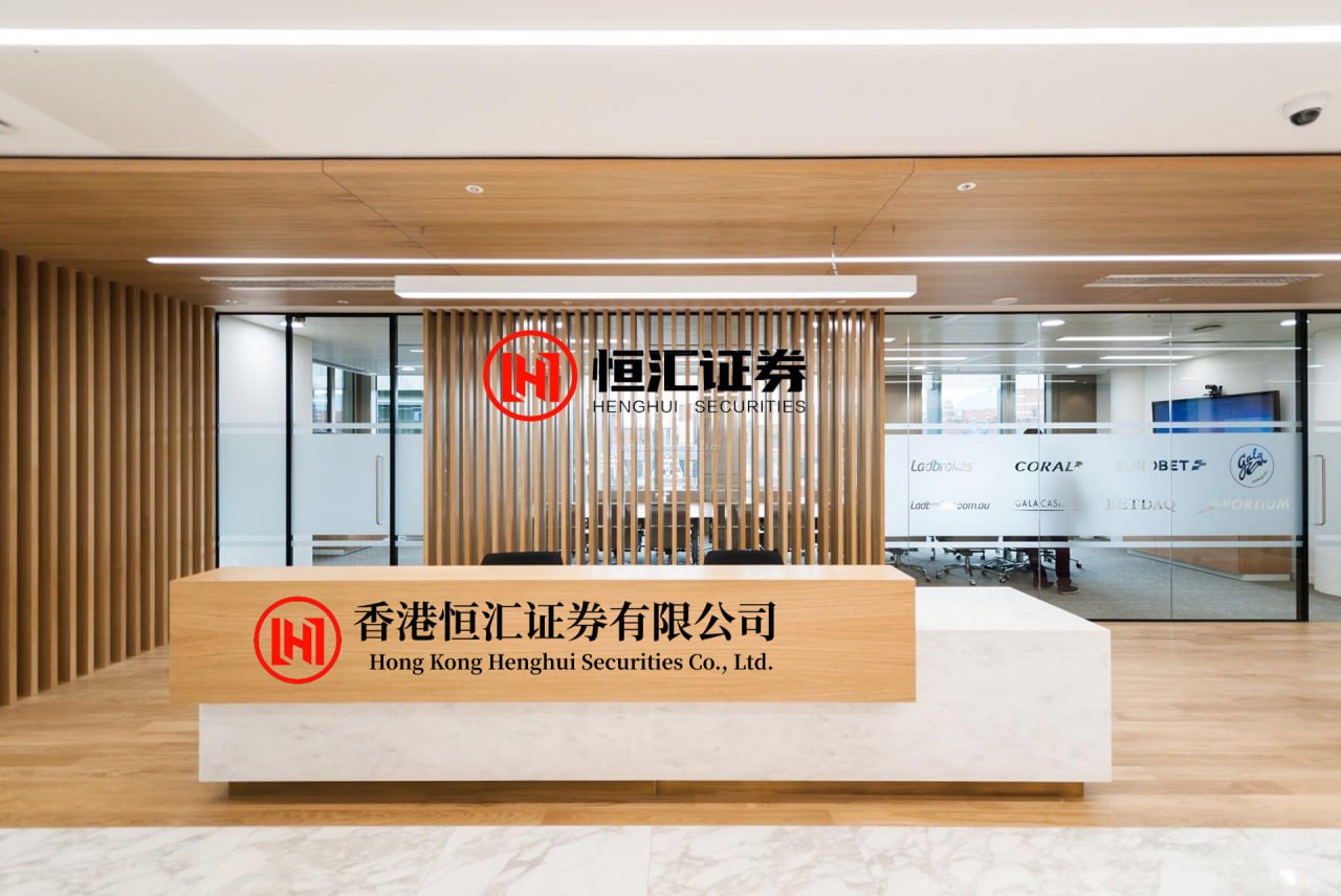 东润金融 马斯克晒特斯拉Cybercab最新视频：金色涂装车辆自主驶离工厂，车上没有方向盘